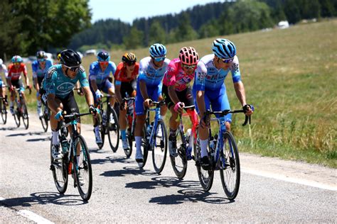 Michael Matthews takes solo win in Mende on Tour de France .